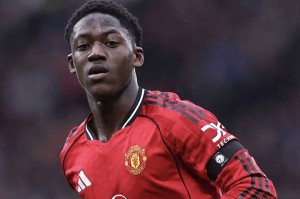 梅努在卡里克麾下迅速崛起，成为曼联中场新星。