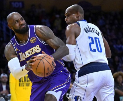 詹姆斯28+10+12里夫斯18分 湖人大胜送独行侠9连败