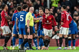 曼联冤？伯恩茅斯多次疑似禁区手球未判 锁喉对手仅染黄
